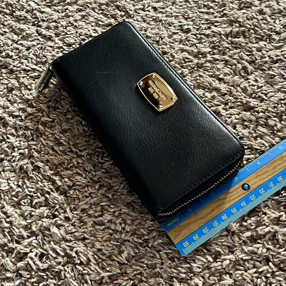 Michael Kors Wallet - Picture 10 of 10